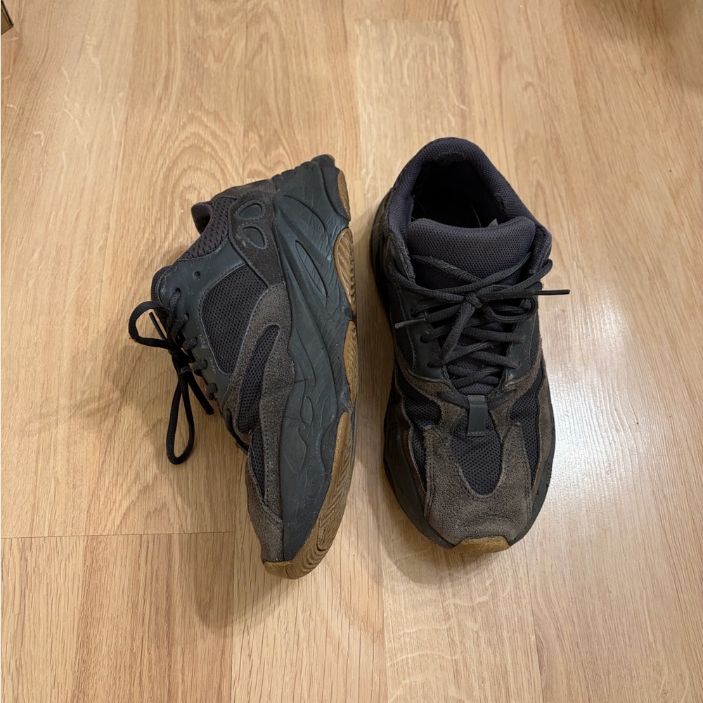 Men’s Yeezy Sneakers